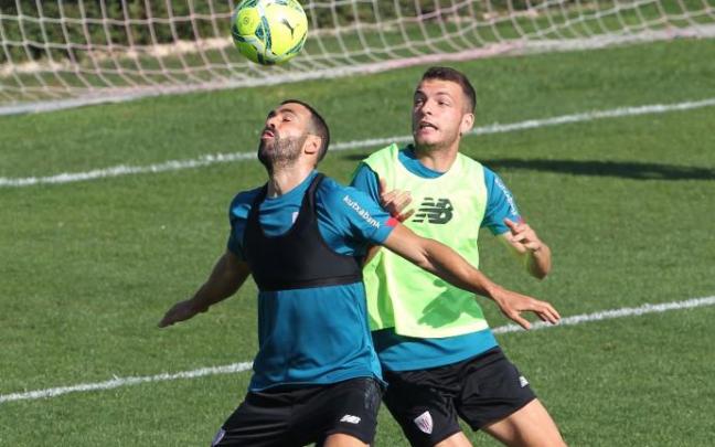 Iñigo Vicente presiona a Mikel Balenziaga en un entrenamiento con el Athletic.