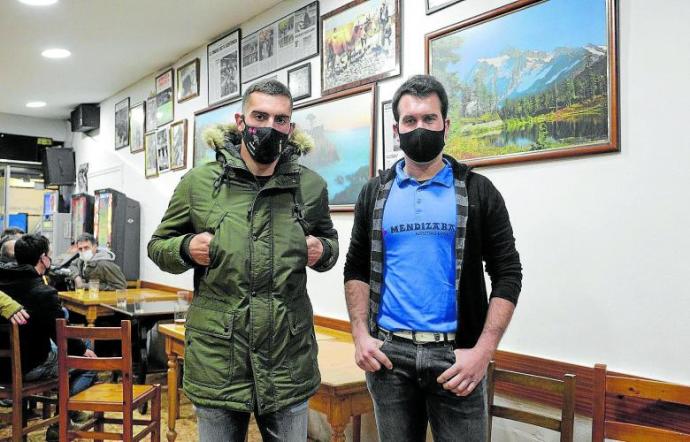 Iker Vicente y Mikel Larrañaga, a su llegada al bar Kantabriko de Tolosa. Foto: Iker Azurmendi