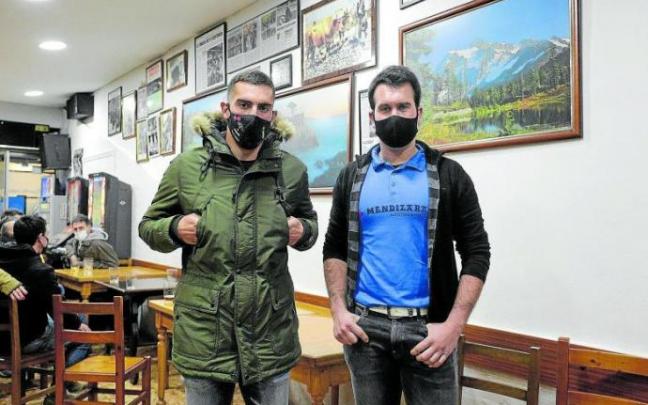 Iker Vicente y Mikel Larrañaga, a su llegada al bar Kantabriko de Tolosa. Foto: Iker Azurmendi