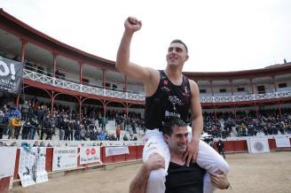 Iker Vicente, aupado a hombros, saluda al público congregado en la plaza de toros de Tolosa.