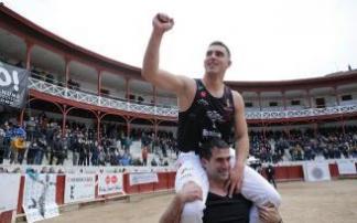 Iker Vicente, aupado a hombros, saluda al público congregado en la plaza de toros de Tolosa. Iker Vicente, aupado a hombros, saluda al público congregado en la plaza de toros de Tolosa.