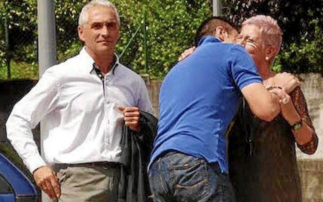 Ibon Etxezarreta abraza a Maixabel Lasa en un homenaje a Juan Mari Jauregi. Fotos: Alex Larretxi/Efe