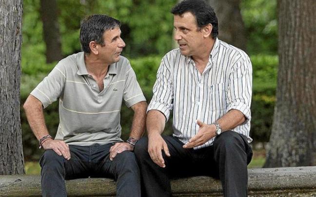 Fernando de Luis Astarloa e Iñaki García Arrizabalaga rememoraron en 2014 el primer encuentro restaurativo de 2011. A la derecha, Ibon Etxezarreta abraza a Maixabel Lasa en un homenaje a Juan Mari Jauregi. Fotos: Alex Larretxi/Efe