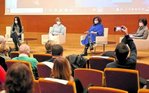 Maider García, Naiara Zamarreño, Rosa Lluch e Idoia Zabalza, durante la mesa redonda en el Palacio Euskalduna.Foto: Oskar González Maider García, Naiara Zamarreño, Rosa Lluch e Idoia Zabalza, durante la mesa redonda en el Palacio Euskalduna.Foto: Oskar González