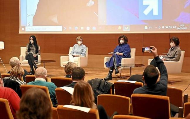 Maider García, Naiara Zamarreño, Rosa Lluch e Idoia Zabalza, durante la mesa redonda en el Palacio Euskalduna. Foto: Oskar González Maider García, Naiara Zamarreño, Rosa Lluch e Idoia Zabalza, durante la mesa redonda en el Palacio Euskalduna. Foto: Oskar González