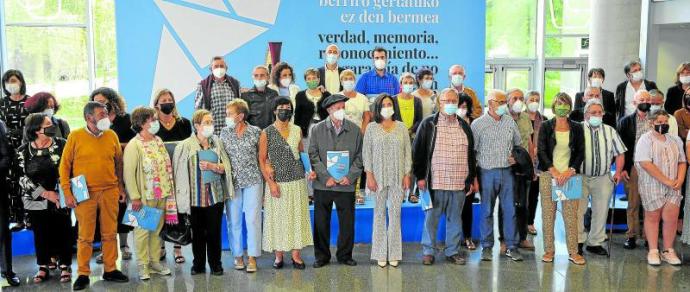 La treintena de víctimas presentes ayer en el Euskalduna, junto a la consejera Beatriz Artolazabal (en el centro). Foto: Oskar González