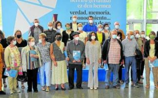 La treintena de víctimas presentes ayer en el Euskalduna, junto a la consejera Beatriz Artolazabal (en el centro). Foto: Oskar González