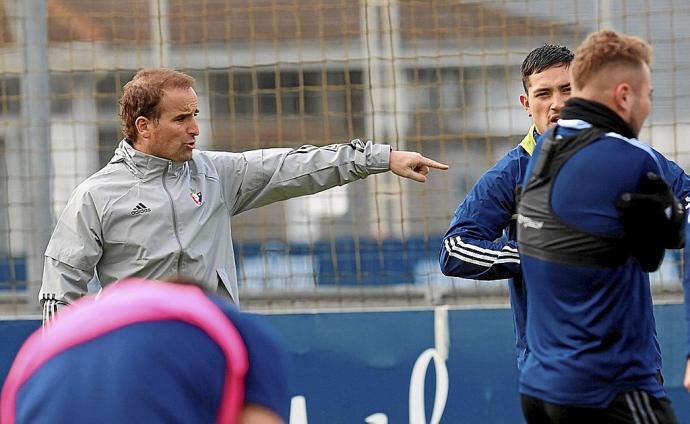 Jagoba Arrasate da instrucciones a sus jugadores en el entrenamiento matinal de ayer en Tajonar.