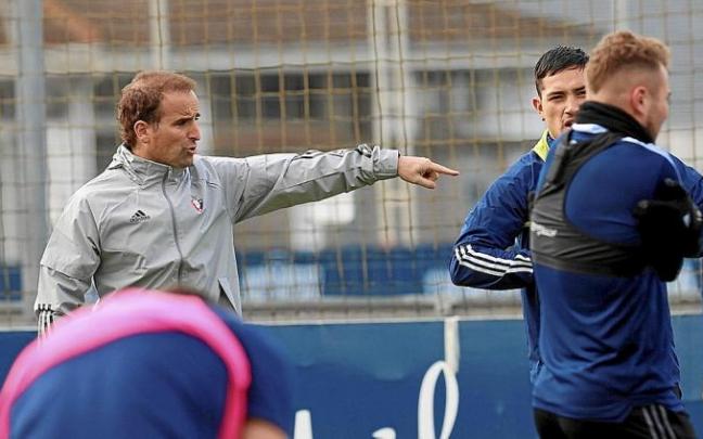 Jagoba Arrasate da instrucciones a sus jugadores en el entrenamiento matinal de ayer en Tajonar.