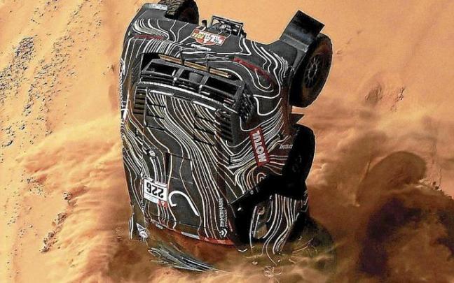 Imagen del accidente de Guerlain Chicherit, que dio vueltas de campana. Foto: Afp