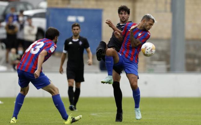 Mikel San José pugna por un balón dividido. Mikel San José pugna por un balón dividido.