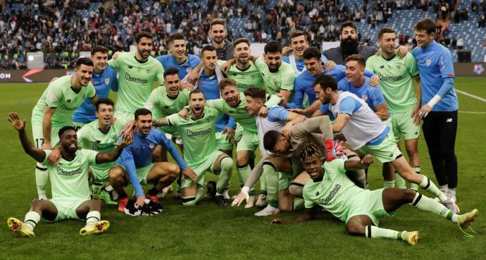 Los jugadores del Athletic festejan el pase a la final de la Supercopa sobre el césped del King Fahd Stadium de Riyadh.