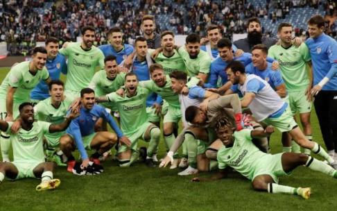 Los jugadores del Athletic festejan el pase a la final de la Supercopa sobre el césped del King Fahd Stadium de Riyadh.