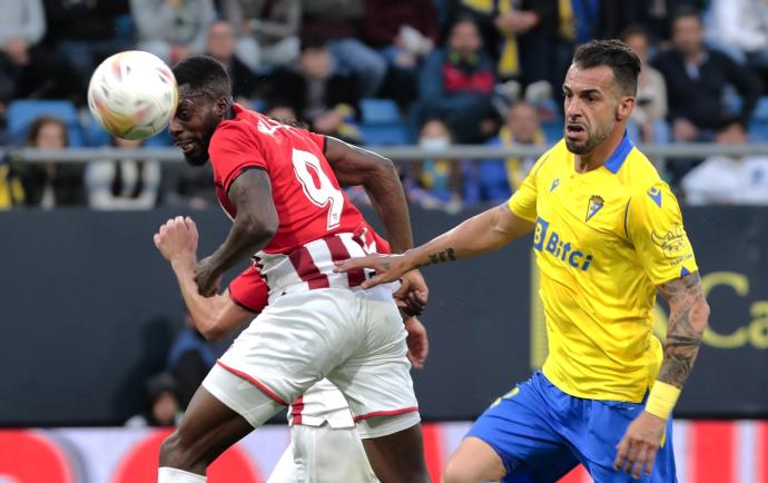 Iñaki Williams remata a gol una falta lanzada por Iker Muniain pero que fue anulado por fuera de juego.