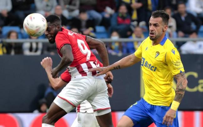 Iñaki Williams remata a gol una falta lanzada por Iker Muniain pero que fue anulado por fuera de juego.