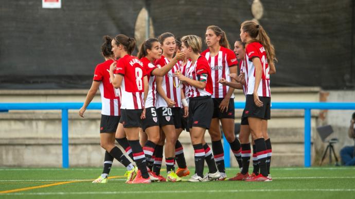 Las jugadoras del Athletic celebran uno de los dos goles anotados frente al Madrid.