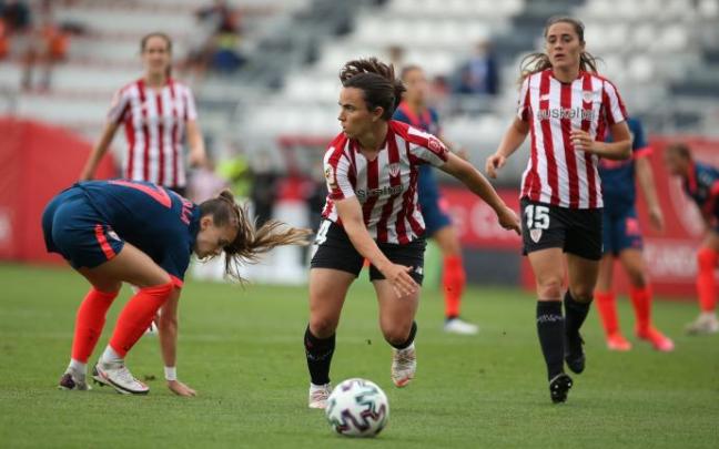 Eunate junto a Istillart en un momento del partido jugado ayer ante el Sevilla.