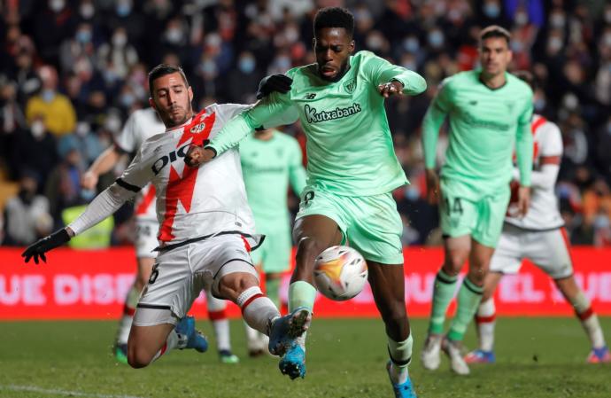 Iñaki Williams pugna por el balón con Comesaña.