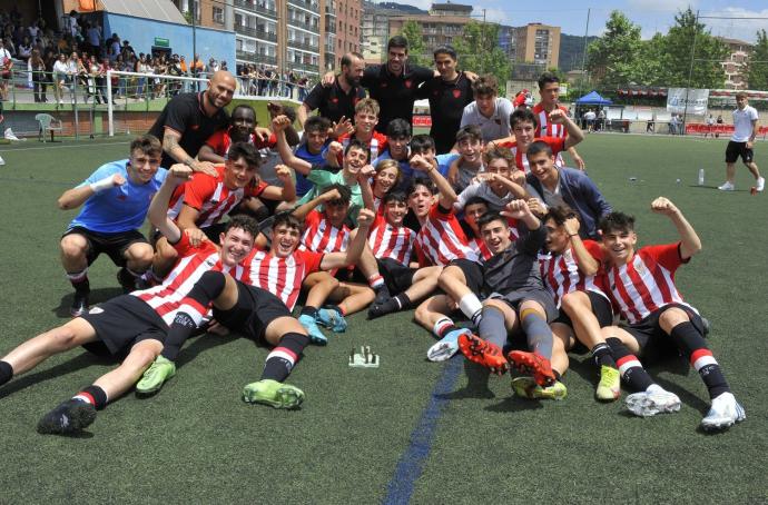 Los cachorros celebran la victoria en Basauri.