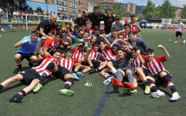 Los cachorros celebran la victoria en Basauri.