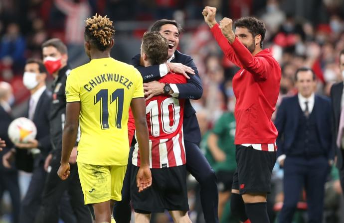 Marcelino se abraza a Iker Muniain nada más cerrar la victoria sobre el Villarreal.