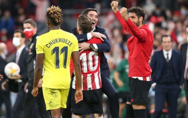Marcelino se abraza a Iker Muniain nada más cerrar la victoria sobre el Villarreal.