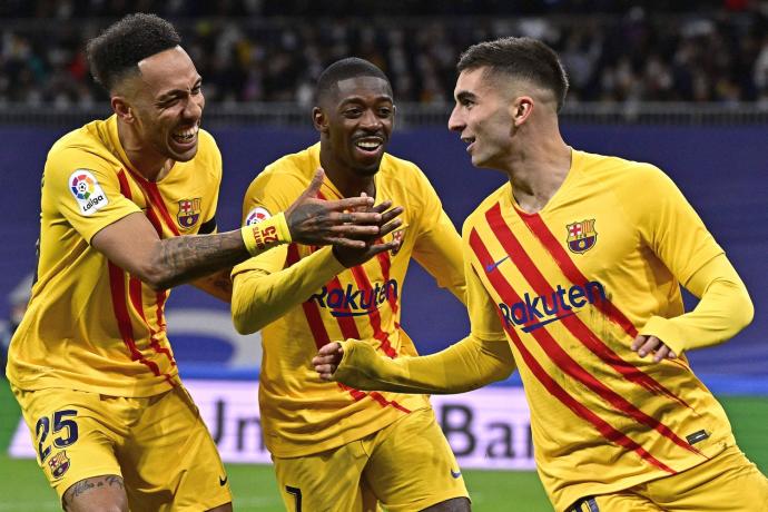Ferran celebra con Aubameyang y Dembélé el tercer gol al Real Madrid.