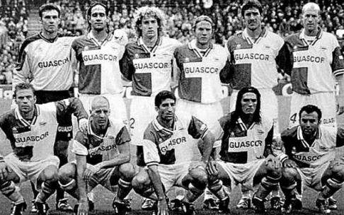 14 de abril de 2002. Camp Nou. FC Barcelona-Deportivo Alavés (3-2). De pie (izda. a dcha.): Martín Herrera, Astudillo, Coloccini, Lombardi, Téllez y Jordi Cruyff. Agachados: Rubén Navarro, Ibón Begoña, Turiel, Llorens y Pablo Gómez. 14 de abril de 2002. Camp Nou. FC Barcelona-Deportivo Alavés (3-2). De pie (izda. a dcha.): Martín Herrera, Astudillo, Coloccini, Lombardi, Téllez y Jordi Cruyff. Agachados: Rubén Navarro, Ibón Begoña, Turiel, Llorens y Pablo Gómez.