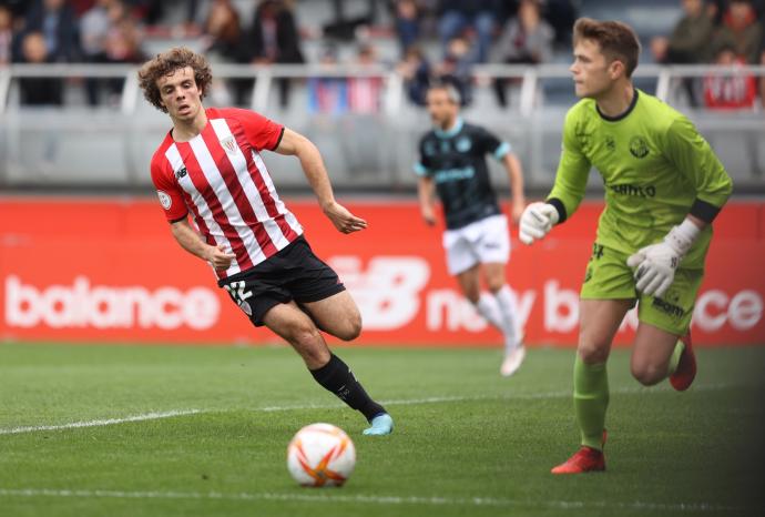 Artola, autor del gol, presiona la salida de balón.