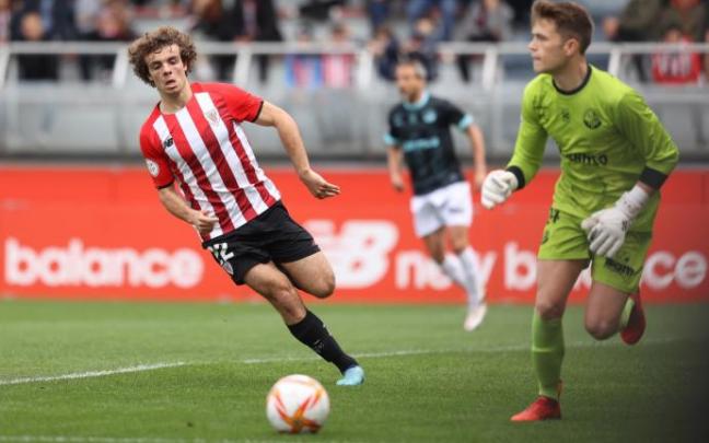 Artola, autor del gol, presiona la salida de balón.