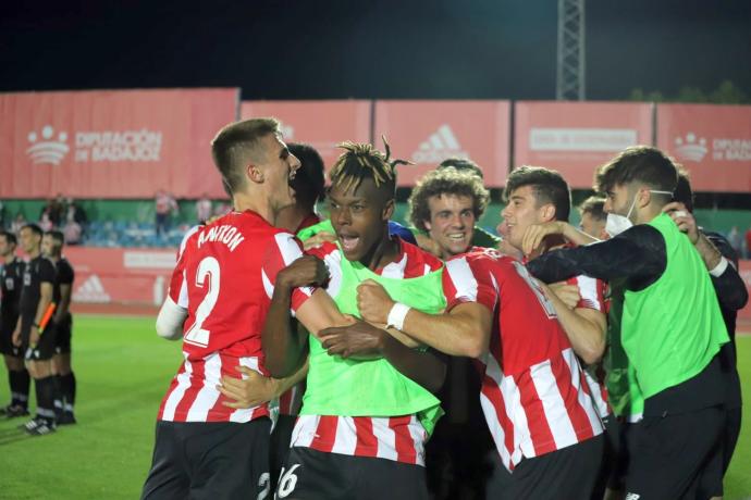 Jon Cabo celebra el tanto que le endosó ayer al Celta B, el primer gol del Bilbao Athletic al filial celeste.