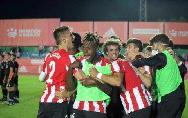 Jon Cabo celebra el tanto que le endosó ayer al Celta B, el primer gol del Bilbao Athletic al filial celeste.