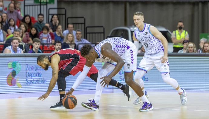 Ángel Delgado arrebata un balón a Omar Cook en el encuentro de ayer entre el Casademont Zaragoza y el Surne Bilbao Basket.