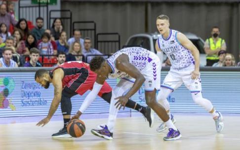 Ángel Delgado arrebata un balón a Omar Cook en el encuentro de ayer entre el Casademont Zaragoza y el Surne Bilbao Basket.