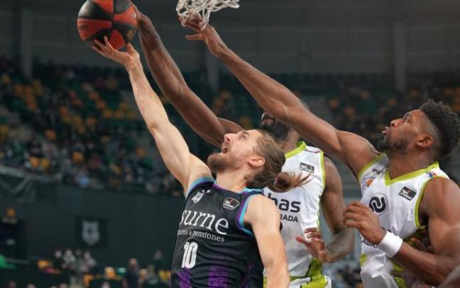 Valentin Bigote trata de anotar bajo el aro del Fuenlabrada.