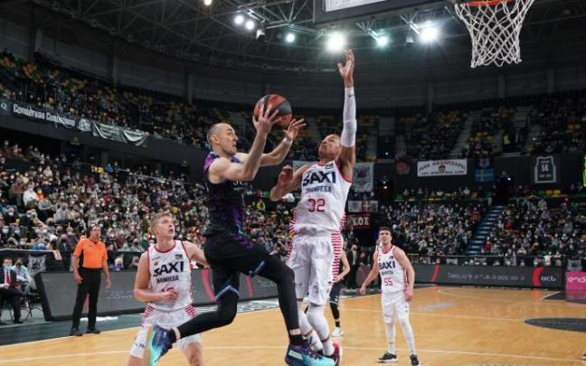 Jonathan Rousselle trata de encontrar un pase entre la defensa del Baxi Manresa.