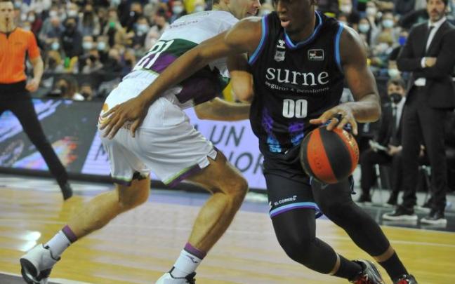 Damien Inglis deja atrás a Tim Abromaitis en un duelo en la pintura en el que el francés fue superior.