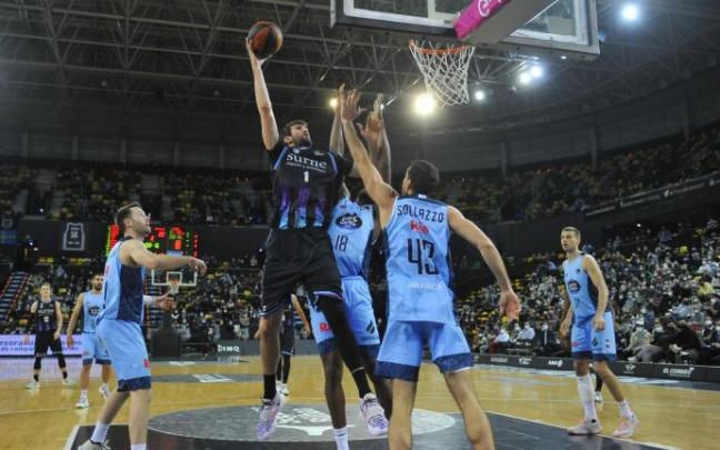 Jeff Withey firmó su mejor partido desde que milita en el Bilbao Basket y fue decisivo en defensa.