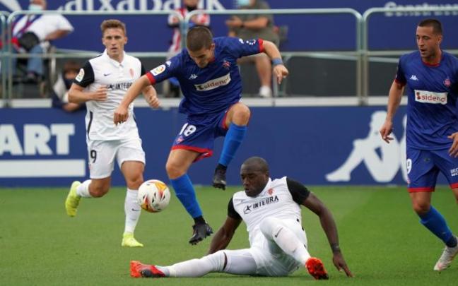 Álvaro Peña intenta un regate ante Babin.