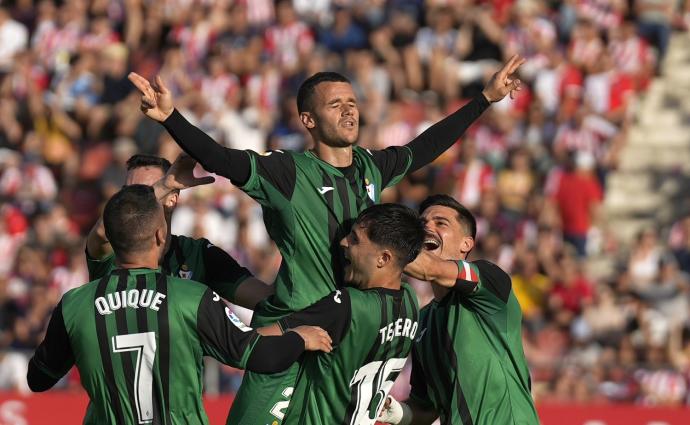 Ager Aketxe celebra con sus compañeros el gol al Girona.