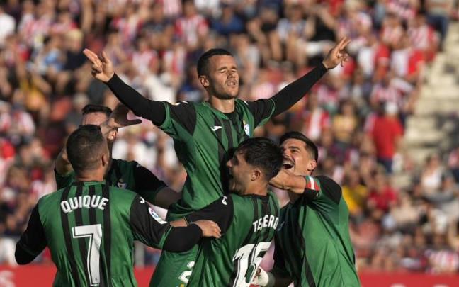 Ager Aketxe celebra con sus compañeros el gol al Girona.