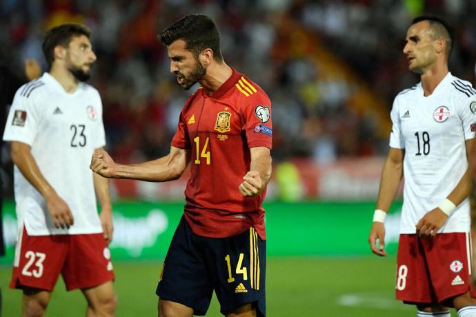 Gayá celebra el primer gol de la selección española, anotado a los catorce minutos del encuentro, disputado en Badajoz.