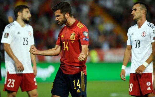 Gayá celebra el primer gol de la selección española, anotado a los catorce minutos del encuentro, disputado en Badajoz.