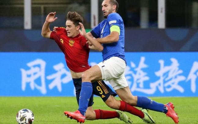 Gavi en plena disputa con Chiellini durante el partido.