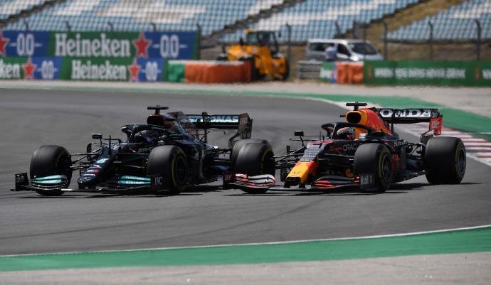 Lewis Hamilton y Max Verstappen protagonizando uno de los lances que vivieron durante el Gran Premio de Portugal.