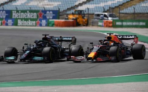 Lewis Hamilton y Max Verstappen protagonizando uno de los lances que vivieron durante el Gran Premio de Portugal.