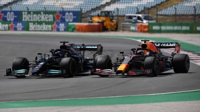 Lewis Hamilton y Max Verstappen protagonizando uno de los lances que vivieron durante el Gran Premio de Portugal. Lewis Hamilton y Max Verstappen protagonizando uno de los lances que vivieron durante el Gran Premio de Portugal.