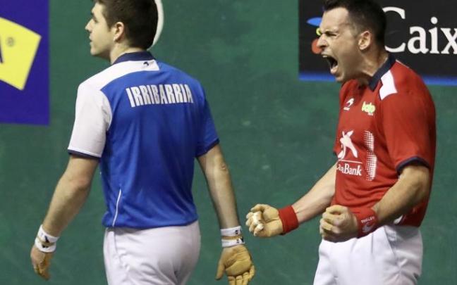 Erik Jaka celebra su triunfo ante Iker Irribarria en el frontón Astelena de Eibar.