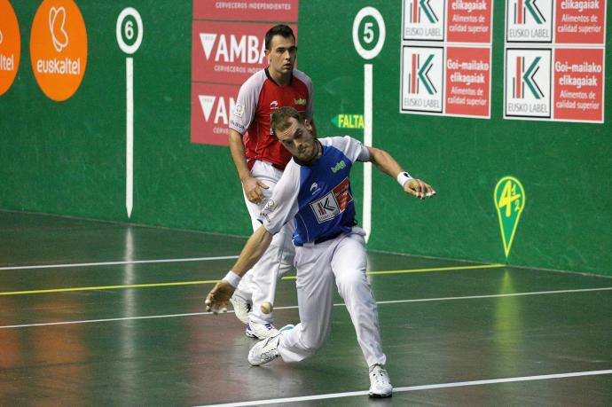 Laso resta una pelota ante la mirada de Jaka en un momento de su duelo de ayer lunes en Tolosa.