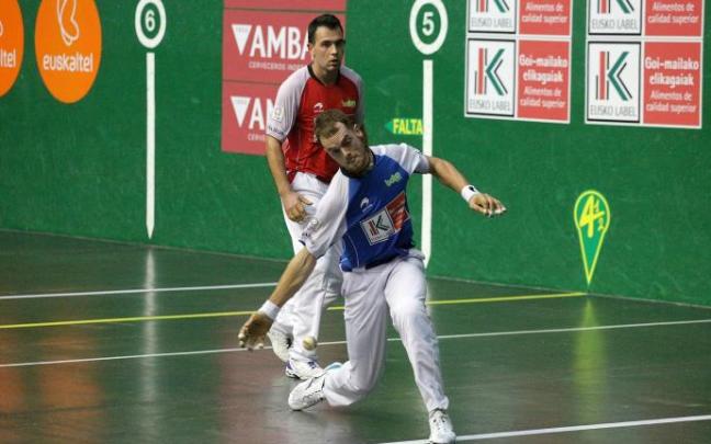 Laso resta una pelota ante la mirada de Jaka en un momento de su duelo de ayer lunes en Tolosa. Laso resta una pelota ante la mirada de Jaka en un momento de su duelo de ayer lunes en Tolosa.